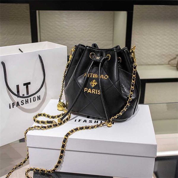 2023 new fashion square fat shoulder versatile crossbody genuine leather lingge bucket bag wholesale handbags 30 dollars
2023 new fashion square fat shoulder versatile crossbody genuine leather lingge bucket bag wholesale handbags 30 dollars