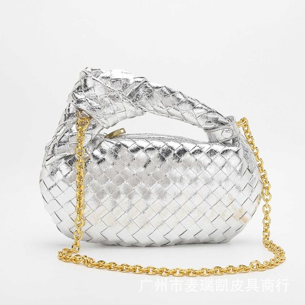shoulder bags trendy underarm bag metal fabric women s chain hand woven hand designer crossbody bag 230426
shoulder bags trendy underarm bag metal fabric women s chain hand woven hand designer crossbody bag 230426