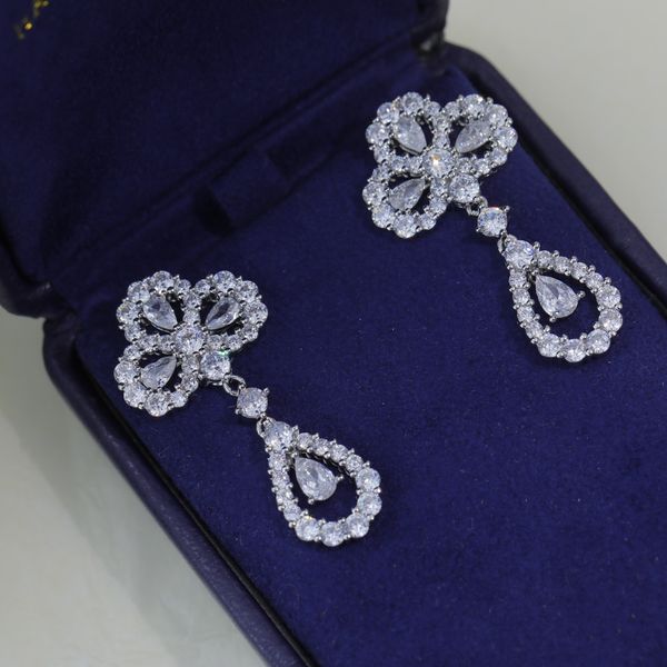 luxury designer dangle earrings brand designer copper full crystal four leaf clover flower charm drop earrings for women jewelry party gift, Silver
luxury designer dangle earrings brand designer copper full crystal four leaf clover flower charm drop earrings for women jewelry party gift, Silver