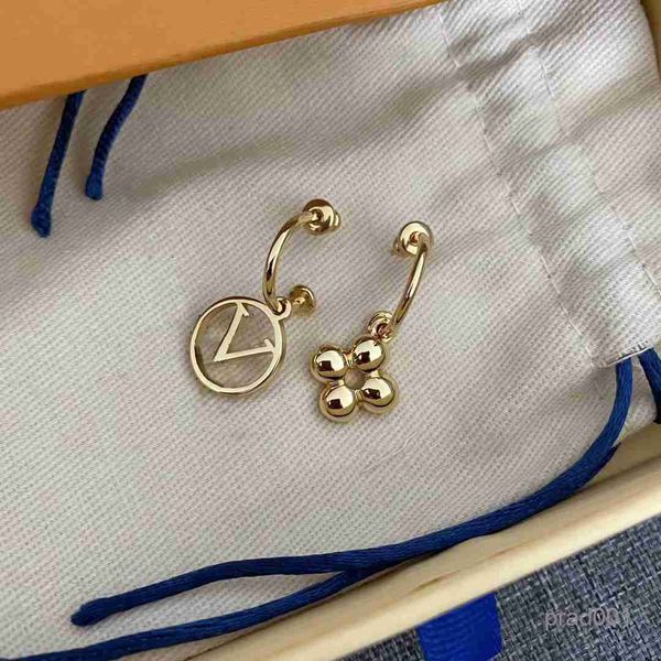 brand classic designer small letter stud earring 18k gold v fishion studs earrings women men wedding party jewelry love gift with box, Golden;silver
brand classic designer small letter stud earring 18k gold v fishion studs earrings women men wedding party jewelry love gift with box, Golden;silver