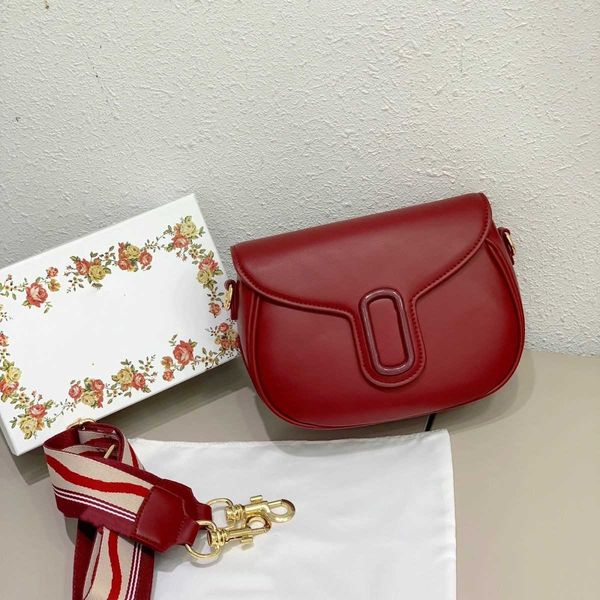 designer saddles bag women's shoulder handbag high-quality leather vintage semicircle clamshell wallet broadband sub-alphabet crossbody
designer saddles bag women's shoulder handbag high-quality leather vintage semicircle clamshell wallet broadband sub-alphabet crossbody