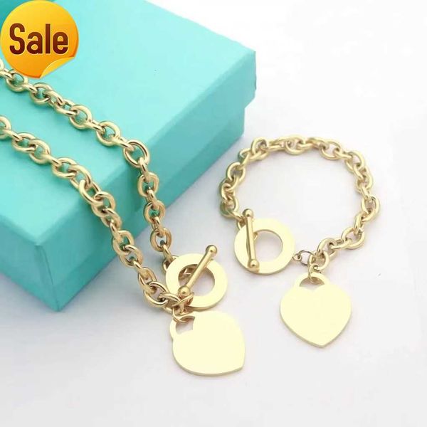 2023 fashion designer women necklace bracelet icebox jewelry classic heart set 18k gold girl valentines day love gift s925 silver jewelry pe
2023 fashion designer women necklace bracelet icebox jewelry classic heart set 18k gold girl valentines day love gift s925 silver jewelry pe