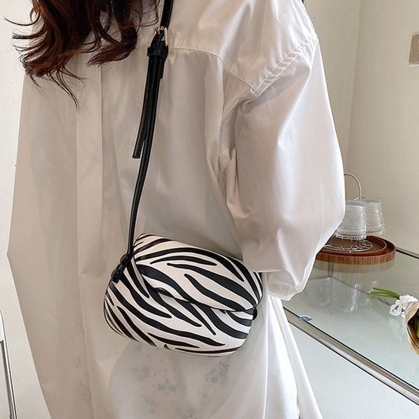 evening bag messenger pu leather shiny shoulder fashion hard flip buckle mobile phone outing coin purse 230512
evening bag messenger pu leather shiny shoulder fashion hard flip buckle mobile phone outing coin purse 230512