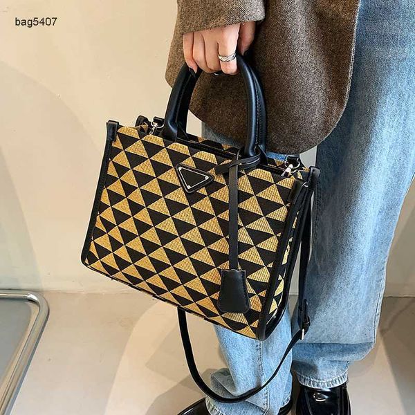 new fashion bag 65% manufacturers direct retail wholesalelarge capacity women's autumn leisure tote contrast color plaid one shoulder c
new fashion bag 65% manufacturers direct retail wholesalelarge capacity women's autumn leisure tote contrast color plaid one shoulder c