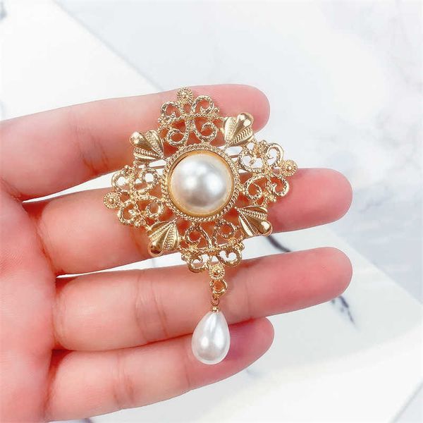 pins brooches vintage gorgeous hollow flower pattern large pearl brooch for women coat sweater broochs corsage badge accessories w0426, Gray
pins brooches vintage gorgeous hollow flower pattern large pearl brooch for women coat sweater broochs corsage badge accessories w0426, Gray