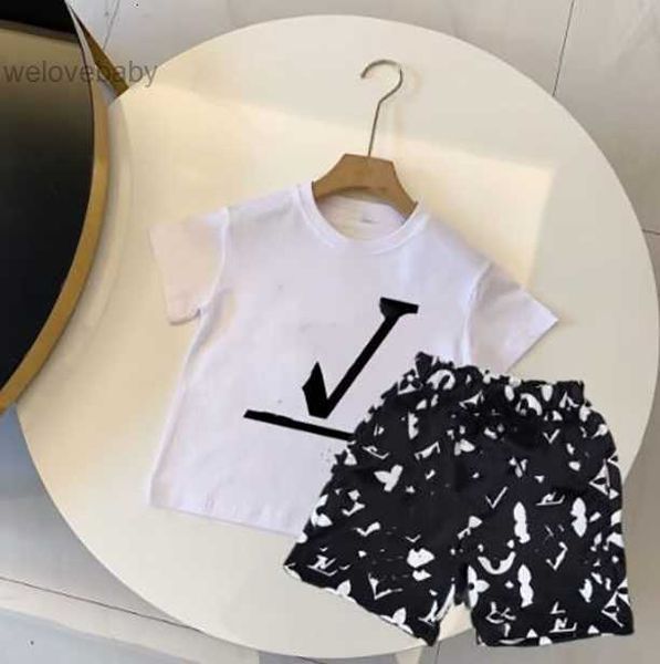 2022ss child designer clothe sets childrens kids short sleeve t-shirt print shorts set suit brand boys clothing cotton tees size black white
2022ss child designer clothe sets childrens kids short sleeve t-shirt print shorts set suit brand boys clothing cotton tees size black white