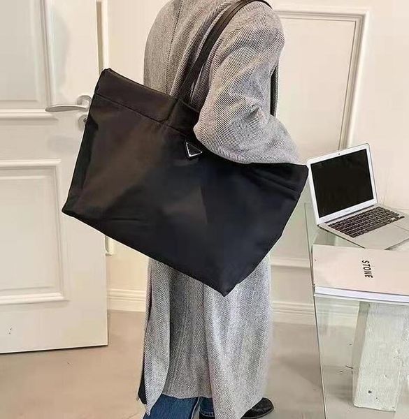 the tote bag luxury men luggage gentleman commerce travel bags nylon handbags large capacity holdall carry on luggages
the tote bag luxury men luggage gentleman commerce travel bags nylon handbags large capacity holdall carry on luggages