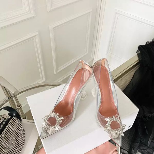 amina muaddi begum shoes crystal-embellished clear pvc transluent pumps spool heels sandals for women luxurys designers dress shoe evening h, Black
amina muaddi begum shoes crystal-embellished clear pvc transluent pumps spool heels sandals for women luxurys designers dress shoe evening h, Black