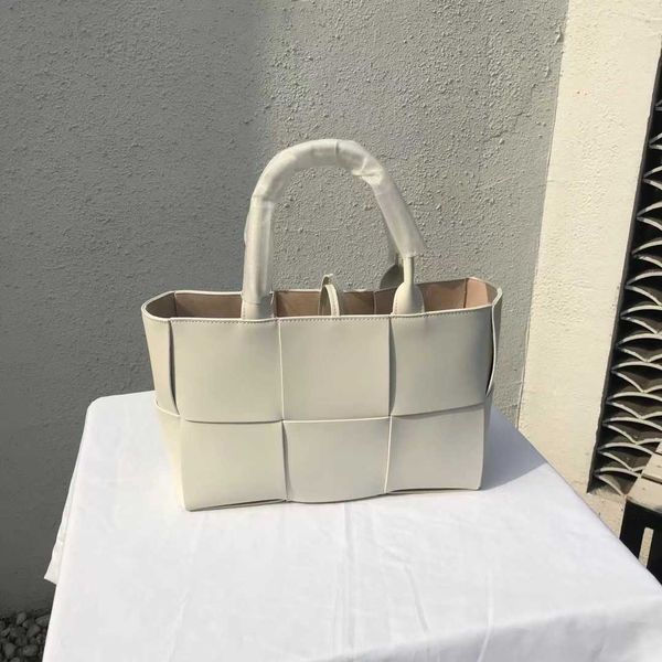 one designer bag arco tote botegas shoulder fashion bags luxurys womens 2023 new early spring batega handbag large capacity zipper 6 colors
one designer bag arco tote botegas shoulder fashion bags luxurys womens 2023 new early spring batega handbag large capacity zipper 6 colors