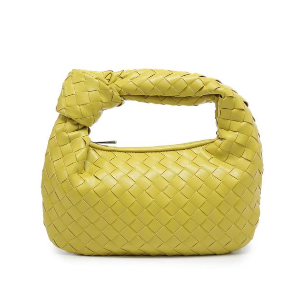 shoulder bags designer cowhorn bag women s new fashionable hand woven handbag personality simple handle 230426
shoulder bags designer cowhorn bag women s new fashionable hand woven handbag personality simple handle 230426