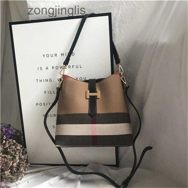 hands outlet tote designer burbrerys women handbags 2023 new new fashion european and american canvas lattice portable diagonal shoulder bag
hands outlet tote designer burbrerys women handbags 2023 new new fashion european and american canvas lattice portable diagonal shoulder bag