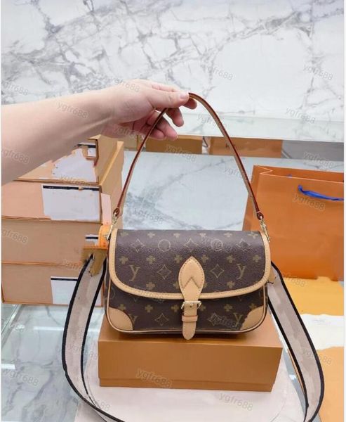 real leather women bags luxurys designer women handbag classic shoulder bag women messenger bags genuine leather crossbody bags casual totes
real leather women bags luxurys designer women handbag classic shoulder bag women messenger bags genuine leather crossbody bags casual totes