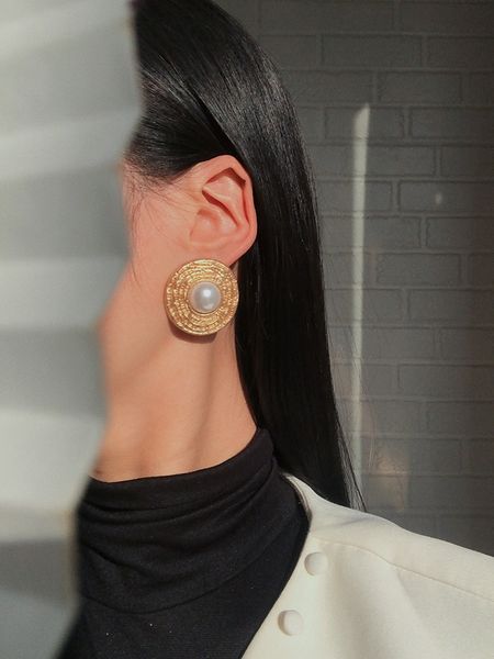 vintage pearl & plated gold studs trendy texture curly design gorgeous stud earrings for women, Golden;silver
vintage pearl & plated gold studs trendy texture curly design gorgeous stud earrings for women, Golden;silver