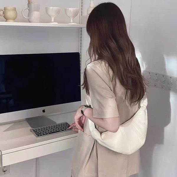 shoulder bags 2023 summer niche kesong horn bag leather armpit broadband chest dumpling one messenger french stick women s handbag 230426
shoulder bags 2023 summer niche kesong horn bag leather armpit broadband chest dumpling one messenger french stick women s handbag 230426