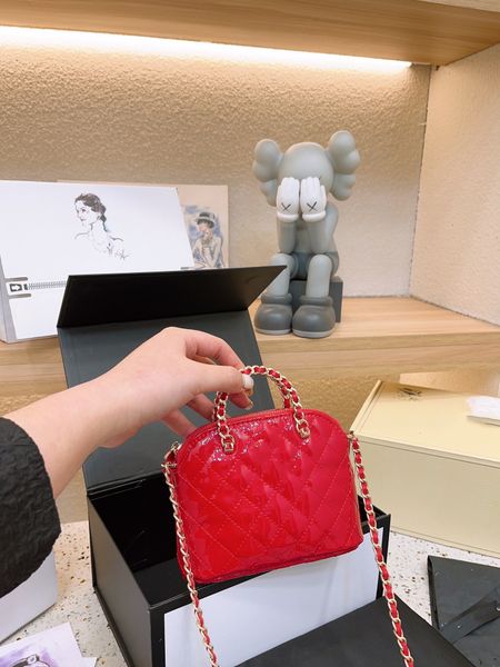 new shell bag one shoulder cross shoulder handheld women's bag small bag lingge small fragrance style retro mini lacquer leather fashio
new shell bag one shoulder cross shoulder handheld women's bag small bag lingge small fragrance style retro mini lacquer leather fashio
