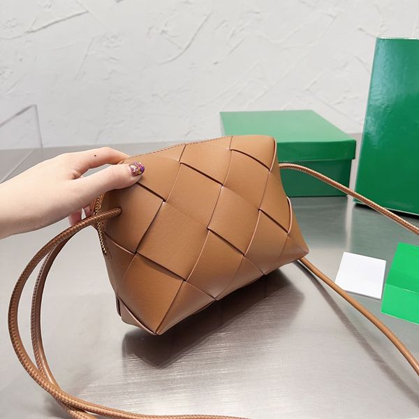 designer single-shoulder crossbody flap artwork woven bags vintage soft leather women zippered purse personalized weekend wallet 22cm
designer single-shoulder crossbody flap artwork woven bags vintage soft leather women zippered purse personalized weekend wallet 22cm