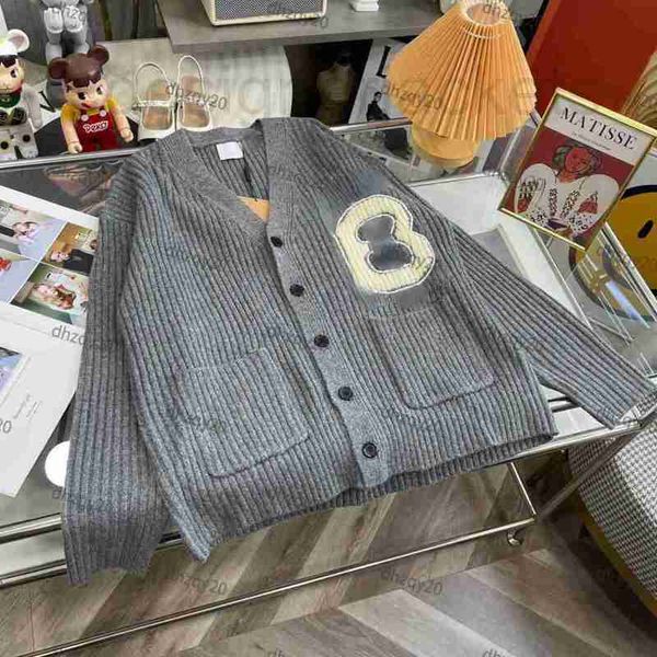men's sweaters designer sweater knitted cardigan classic v-neck embroidery warm coat winter solid jacket fashion loose men women sweats, White;black
men's sweaters designer sweater knitted cardigan classic v-neck embroidery warm coat winter solid jacket fashion loose men women sweats, White;black