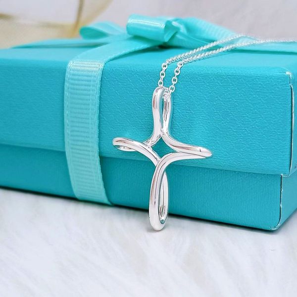 a fashion designer jewelry necklace 925 sterling silver cross pendant customized love gift aaaaa with box
a fashion designer jewelry necklace 925 sterling silver cross pendant customized love gift aaaaa with box