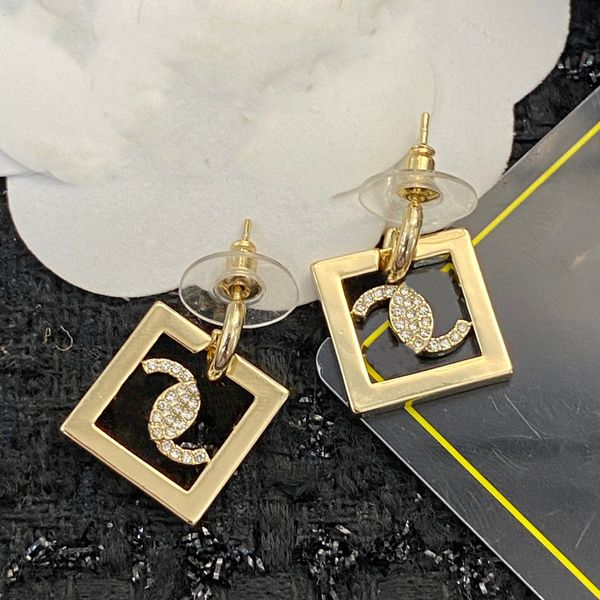 letter ccity designer c earring luxury stud earing fashion brand women jewelry metal crystal pearl gold earrings cjeweler classic woman gift, Golden;silver
letter ccity designer c earring luxury stud earing fashion brand women jewelry metal crystal pearl gold earrings cjeweler classic woman gift, Golden;silver