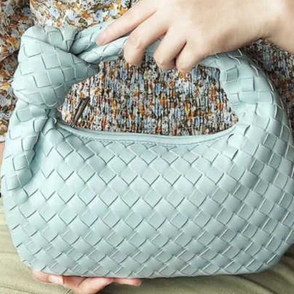 shoulder bags designer cowhorn bag women s new fashionable hand woven handbag personality simple handle 230426
shoulder bags designer cowhorn bag women s new fashionable hand woven handbag personality simple handle 230426