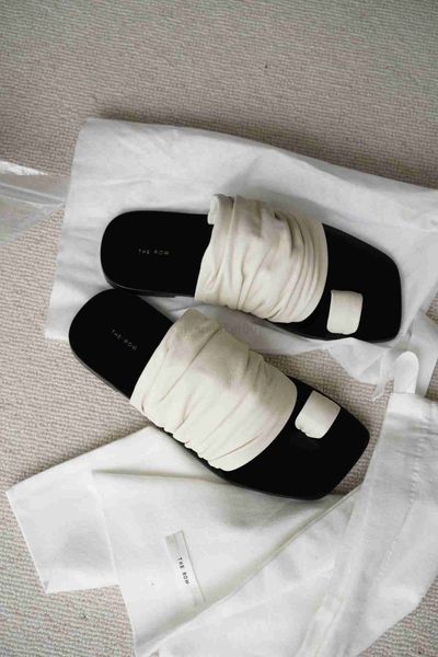 shoes the runway row slippers drape leather sandals slides original box the row fashion designer slippers 35-40, Black
shoes the runway row slippers drape leather sandals slides original box the row fashion designer slippers 35-40, Black