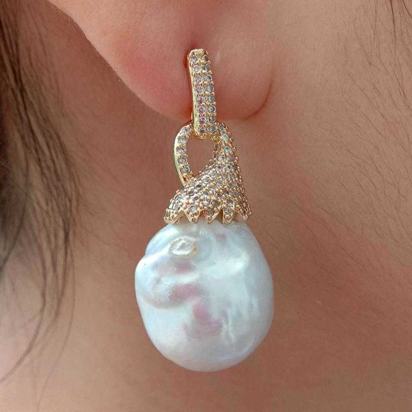 stud yygem natural nucleated flameball baroque pearl gold color plated cubic zirconia pave stud earrings classic wedding for women w0427, Golden;silver
stud yygem natural nucleated flameball baroque pearl gold color plated cubic zirconia pave stud earrings classic wedding for women w0427, Golden;silver