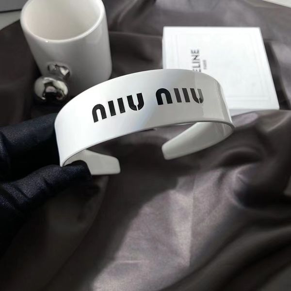 23 spring/summer new acetic acid women's hair band wide edge colorful miu letter hair clip french sweet style hair accessories, Silver
23 spring/summer new acetic acid women's hair band wide edge colorful miu letter hair clip french sweet style hair accessories, Silver