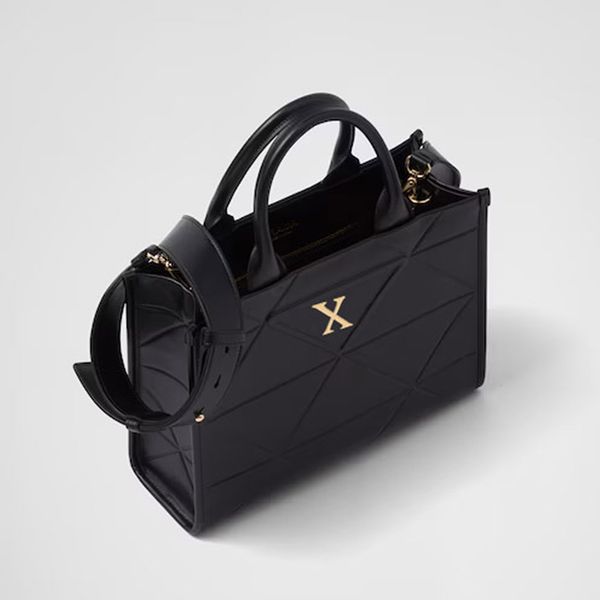 handbag, black shoulder bag, large capacity crossbody bag, leather lining, zipper pocket, simple and fashionable design, weekend work bag
handbag, black shoulder bag, large capacity crossbody bag, leather lining, zipper pocket, simple and fashionable design, weekend work bag