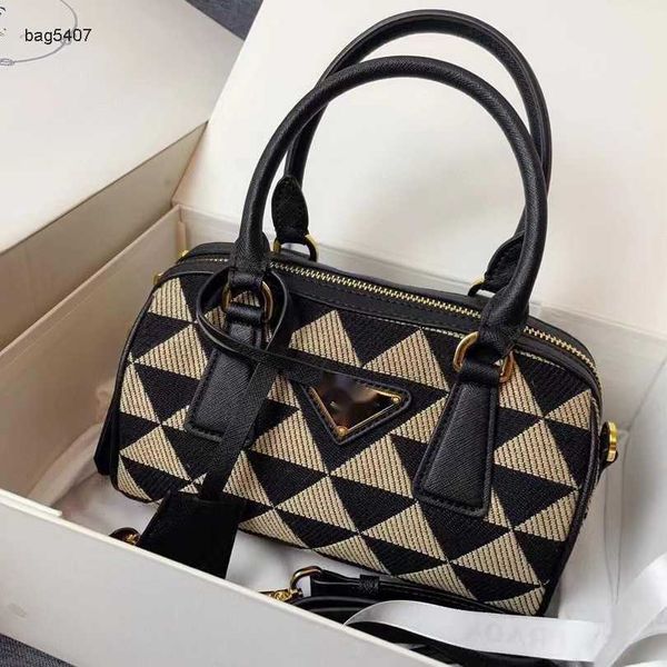 new fashion bag 65% manufacturers direct retail wholesalethe summer song qian's same canvas portable single shoulder msenger men's
new fashion bag 65% manufacturers direct retail wholesalethe summer song qian's same canvas portable single shoulder msenger men's