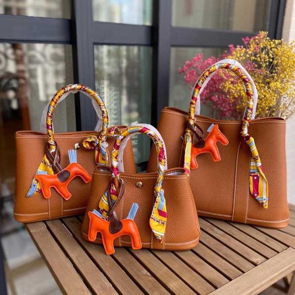garden party designer totes new leather bag fashion simple large capacity portable tote bag wide shoulder strap commuting shoulder bag bucke
garden party designer totes new leather bag fashion simple large capacity portable tote bag wide shoulder strap commuting shoulder bag bucke