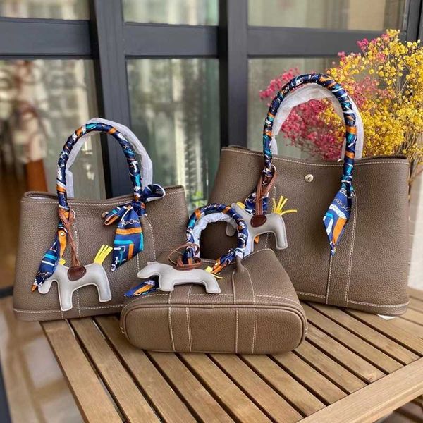 garden party designer totes new texture togo pattern cowhide bag fashionable simple handbag large capacity commuter tote bag for women
garden party designer totes new texture togo pattern cowhide bag fashionable simple handbag large capacity commuter tote bag for women