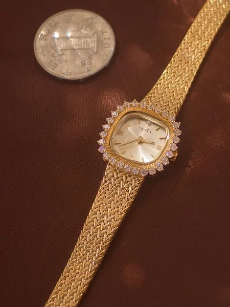 women s watches jam tangan wanita 2023 emas dial mahkota elegan mewah berlian hadiah untuk pasangan tali kuningan 24k kuarsa kualitas tinggi, Slivery;golden
women s watches jam tangan wanita 2023 emas dial mahkota elegan mewah berlian hadiah untuk pasangan tali kuningan 24k kuarsa kualitas tinggi, Slivery;golden