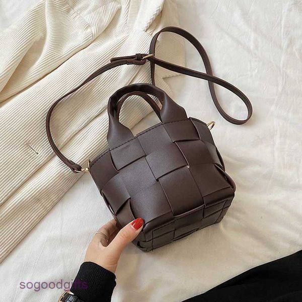 point bottegas bag venetas woven bag women's 2023 new fashion korean version child mother plaid portable versatile fresh shoulder messe
point bottegas bag venetas woven bag women's 2023 new fashion korean version child mother plaid portable versatile fresh shoulder messe