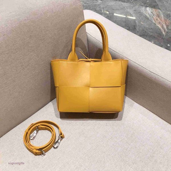 point bottegas bag venetas new fashion woven bag tote women's leather large capacity portable single shoulder messenger 1 with logo 3um
point bottegas bag venetas new fashion woven bag tote women's leather large capacity portable single shoulder messenger 1 with logo 3um