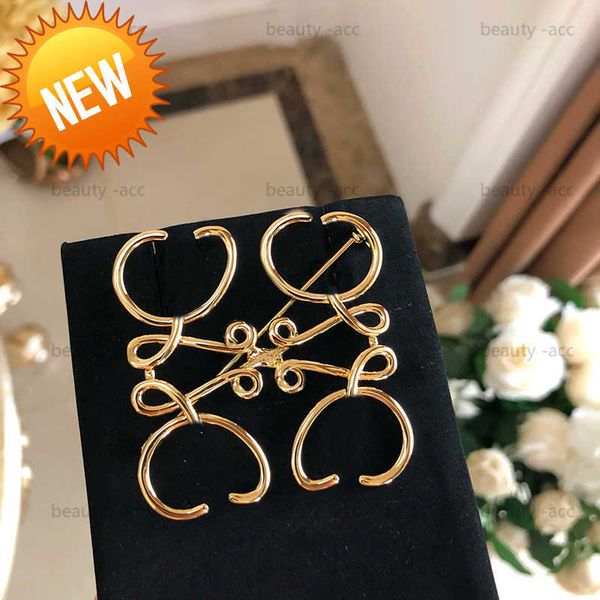 simple letter pins brooch luxury designer jewelry for women gold broochs mens classic brand breastpin scarf suit party dress ornament, Gray
simple letter pins brooch luxury designer jewelry for women gold broochs mens classic brand breastpin scarf suit party dress ornament, Gray