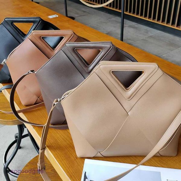 bottegas bag point venetas 2023 autumn new inverted triangle woven handbag leather one shoulder messenger cloud trend solid color women with
bottegas bag point venetas 2023 autumn new inverted triangle woven handbag leather one shoulder messenger cloud trend solid color women with