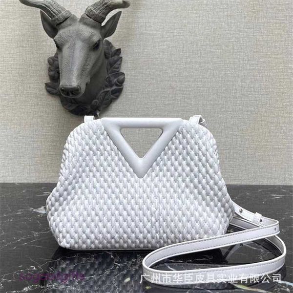point bottegas bag venetas woven bag female 2023 inverted triangle dumpling net red single shoulder fashion small square japan and south kor
point bottegas bag venetas woven bag female 2023 inverted triangle dumpling net red single shoulder fashion small square japan and south kor
