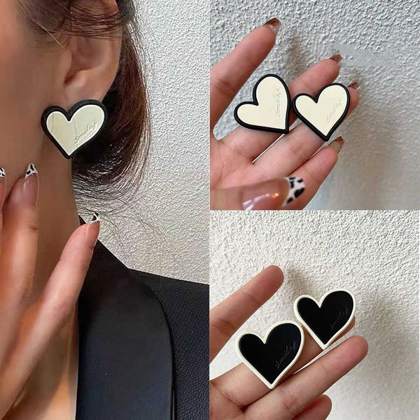 charm elegan putih hitam lucu anting-anting jantung pejantan gadis wanita korea si estetika perhiasan antik hadiah cinta besar 2023 tren bar, Golden
charm elegan putih hitam lucu anting-anting jantung pejantan gadis wanita korea si estetika perhiasan antik hadiah cinta besar 2023 tren bar, Golden