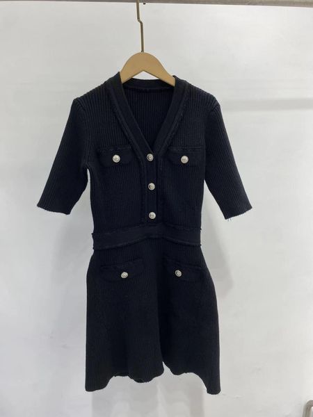 dresses elegant and fashionable autumn and winter new black dress vneck metal button knitted dress for women, Black;gray
dresses elegant and fashionable autumn and winter new black dress vneck metal button knitted dress for women, Black;gray