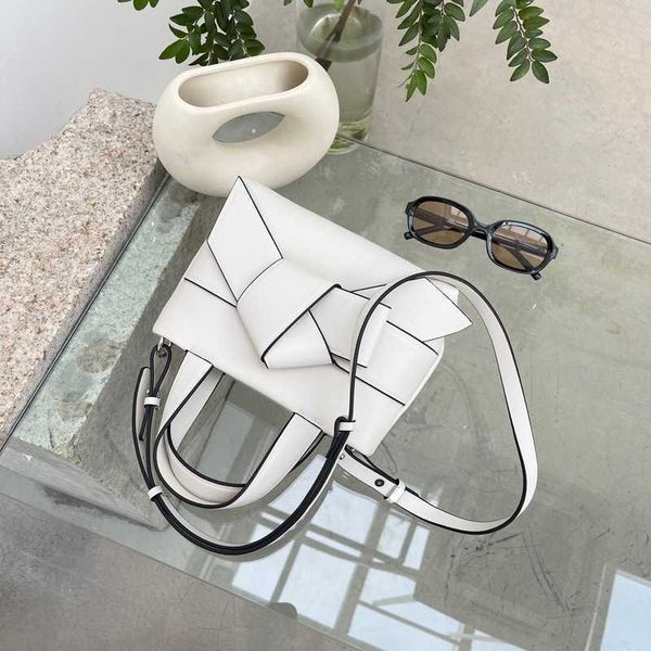 korean version of the new leather handbag woven knot single shoulder crossbody bag ladies bag 0521
korean version of the new leather handbag woven knot single shoulder crossbody bag ladies bag 0521