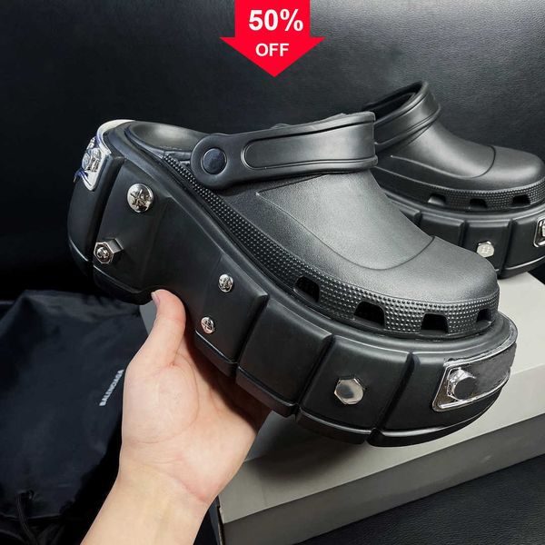 2023 slippers hardcrocs round toe rubber sandal designer luxury women platform sandals punk studded slippers beach pool shoes balencs5, Black
2023 slippers hardcrocs round toe rubber sandal designer luxury women platform sandals punk studded slippers beach pool shoes balencs5, Black