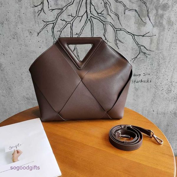 point bottegas bag venetas 2023 autumn new inverted triangle woven handbag leather one shoulder messenger cloud trend solid color women with
point bottegas bag venetas 2023 autumn new inverted triangle woven handbag leather one shoulder messenger cloud trend solid color women with