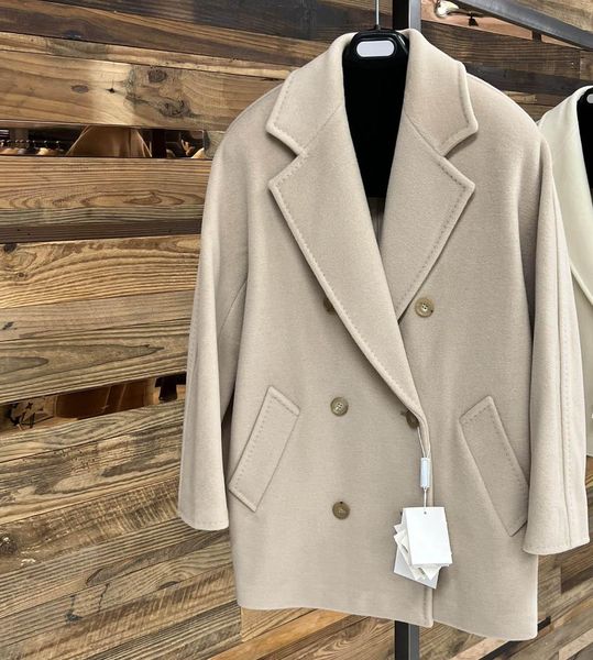 fur 2022 autumn and winter women's fashion new double breasted lapel short coat, Black
fur 2022 autumn and winter women's fashion new double breasted lapel short coat, Black