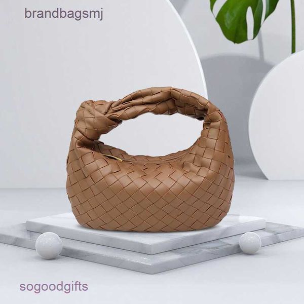 bottegas bag mini jodie venetas hand held woven bag net red knotted ox horn leather women's hand dumpling with logo 505l
bottegas bag mini jodie venetas hand held woven bag net red knotted ox horn leather women's hand dumpling with logo 505l