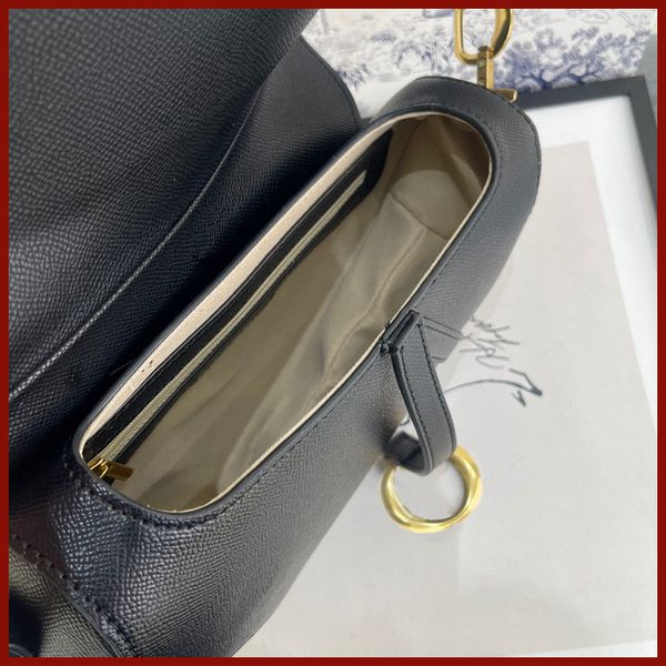 Kids Handbags Luxe Designer Bag Famous Brand Saddles Bags High Quality Hand Palm Stria Leather Classic Saddle Bag Dame Popular Deluxe Expensive Shoulder Bag Wallet
Kids Handbags Luxe Designer Bag Famous Brand Saddles Bags High Quality Hand Palm Stria Leather Classic Saddle Bag Dame Popular Deluxe Expensive Shoulder Bag Wallet