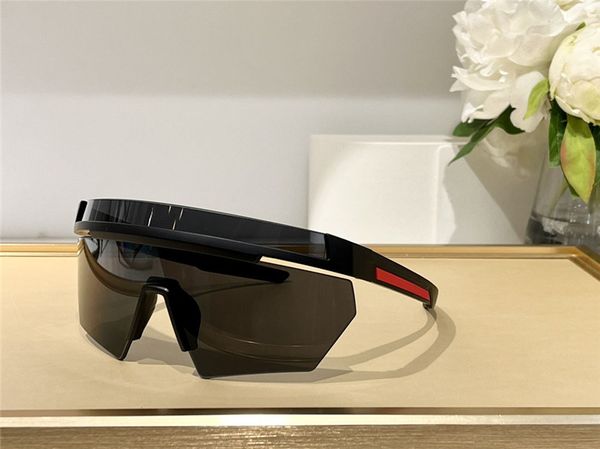 large wraparound active sunglasses 01y the temples feature a contemporary construction layered on several levels that enhances the dynamic d, White;black
large wraparound active sunglasses 01y the temples feature a contemporary construction layered on several levels that enhances the dynamic d, White;black