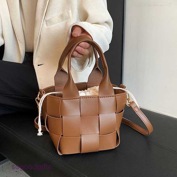 bottegas bag point venetas woven bag women's 2023 new fashion korean version child mother plaid portable versatile fresh shoulder messe
bottegas bag point venetas woven bag women's 2023 new fashion korean version child mother plaid portable versatile fresh shoulder messe