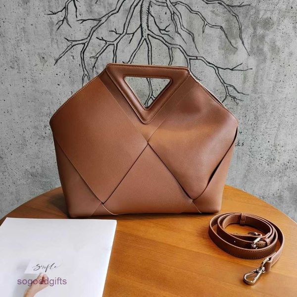 point bottegas bag venetas 2023 autumn new inverted triangle woven handbag leather one shoulder messenger cloud trend solid color women 1 wi
point bottegas bag venetas 2023 autumn new inverted triangle woven handbag leather one shoulder messenger cloud trend solid color women 1 wi