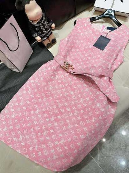 2023 women casual dresses luxury brand loose o-neck sleeveless dress with letter belt fashion lady casual high waist dress designer female e, Black;gray
2023 women casual dresses luxury brand loose o-neck sleeveless dress with letter belt fashion lady casual high waist dress designer female e, Black;gray