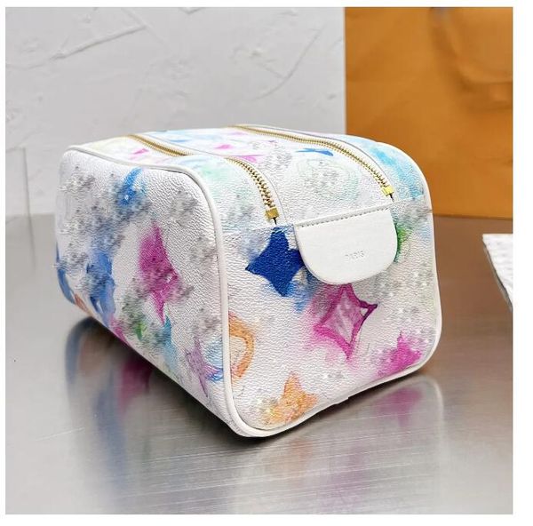 2 in 1 chameleon graffiti bags classic print women toiletry dopp kit pouch handbag luxurys designers shouder crossbody bag messenger ladies
2 in 1 chameleon graffiti bags classic print women toiletry dopp kit pouch handbag luxurys designers shouder crossbody bag messenger ladies